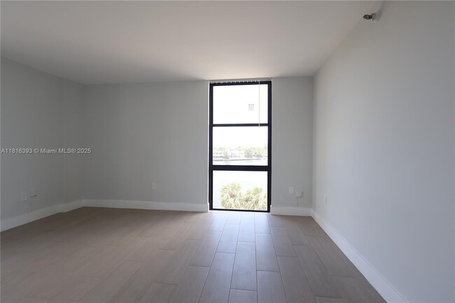 Building Photo - 20515 E Country Club Dr