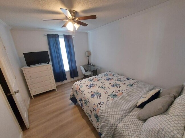 Building Photo - 1401 W 9th St