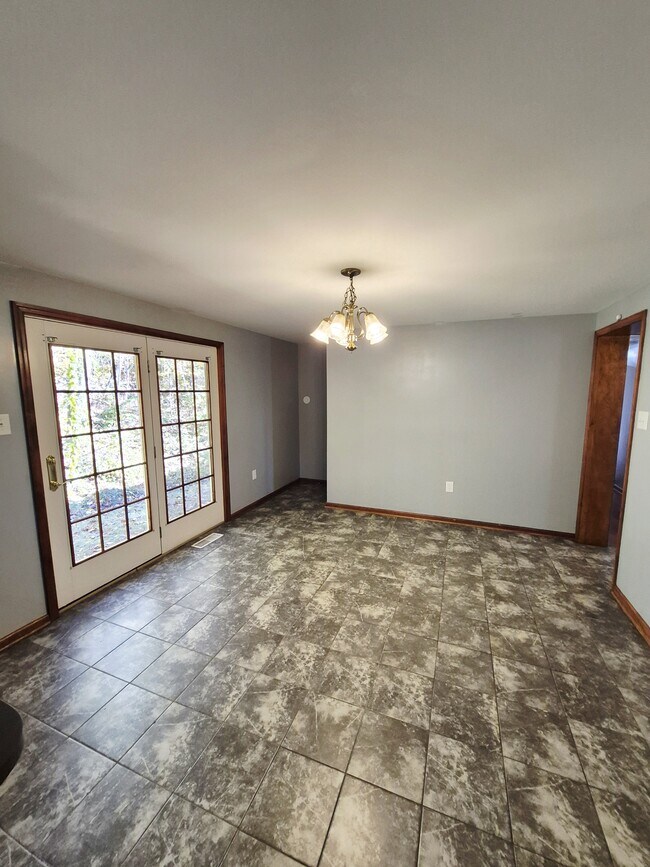 Building Photo - 976 Snow Mountain Rd