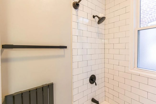 Building Photo - Fully Renovated 3 BR/1.5 BA Apartment in C...
