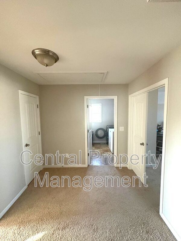 Building Photo - 316 Meadowpark Ln