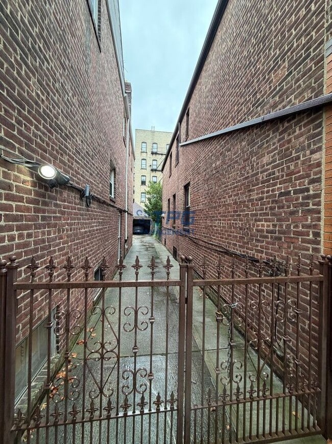 Building Photo - 121 Bentley Ave