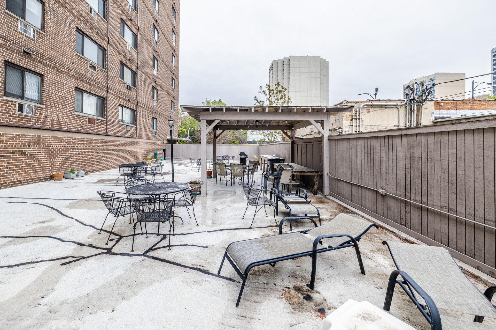 Building Photo - 607 W Wrightwood Ave