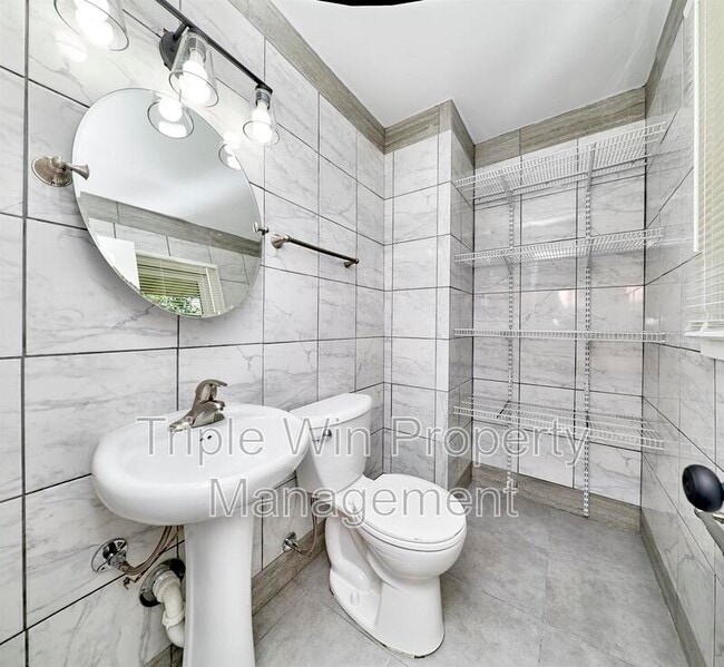Building Photo - 10531 Fabick Dr