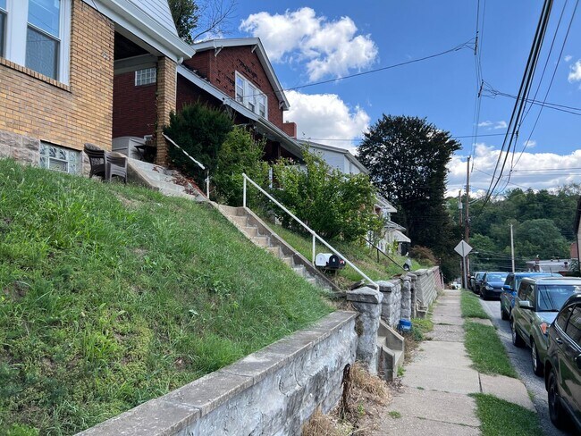 Building Photo - Charming 2-Bedroom Apartment in Castle Sha...