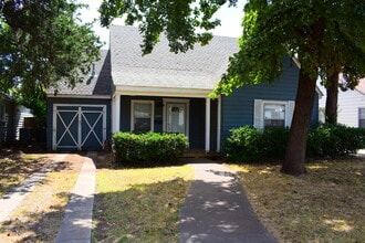 Building Photo - 2 Story Cute House Close to Campus! Pre-leasing for September!