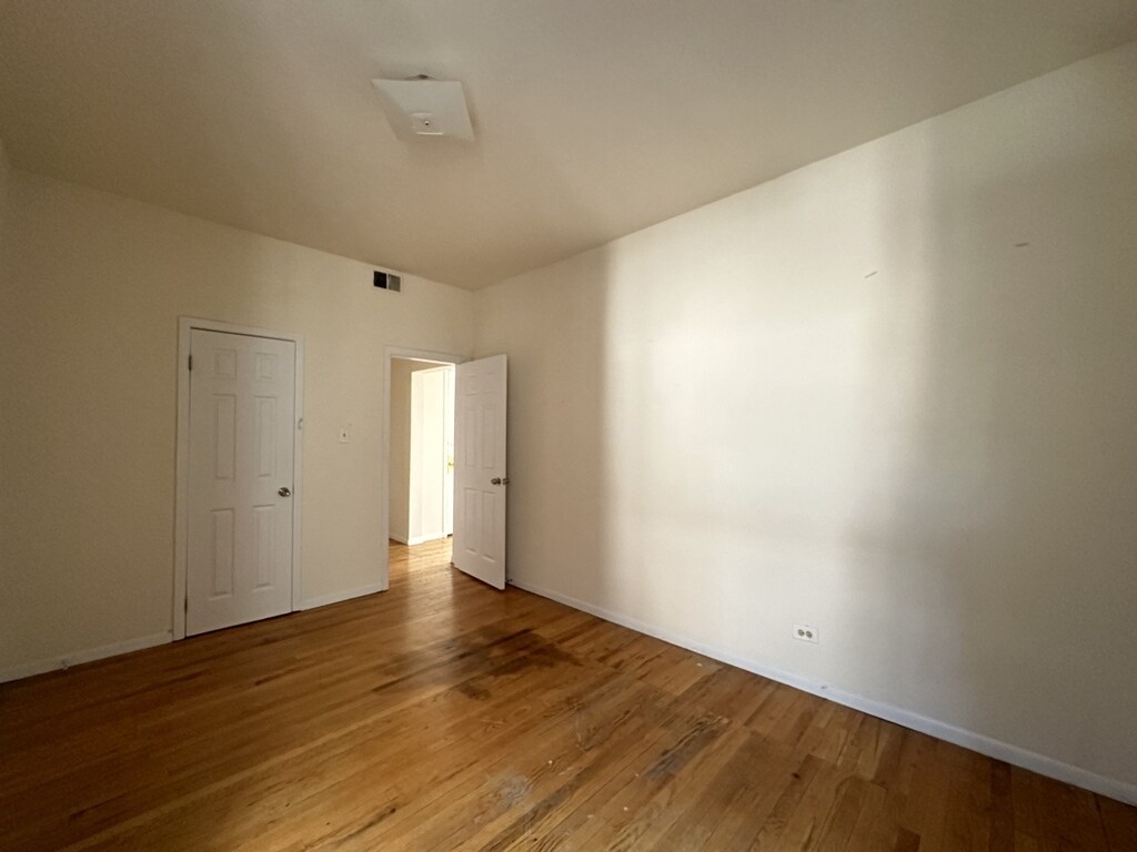Building Photo - 3147 W Medill Ave