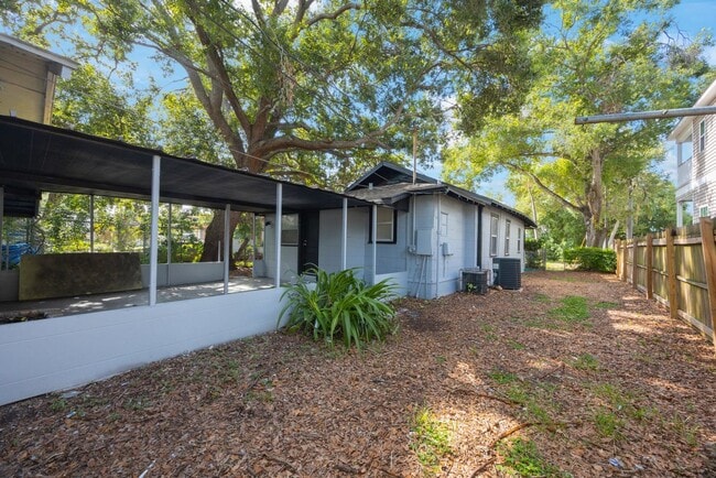 Building Photo - Spacious 2bdrm/1bath home with detached ga...
