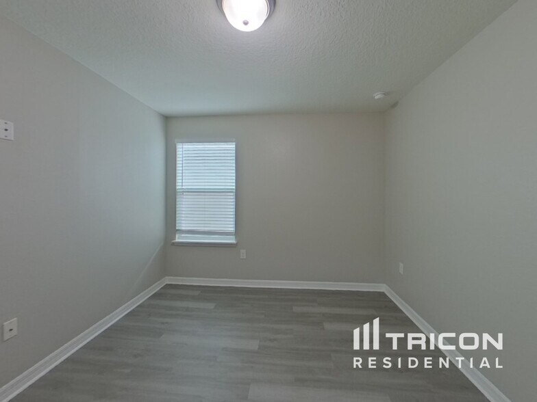 Building Photo - 5263 Villa Rosa Ave