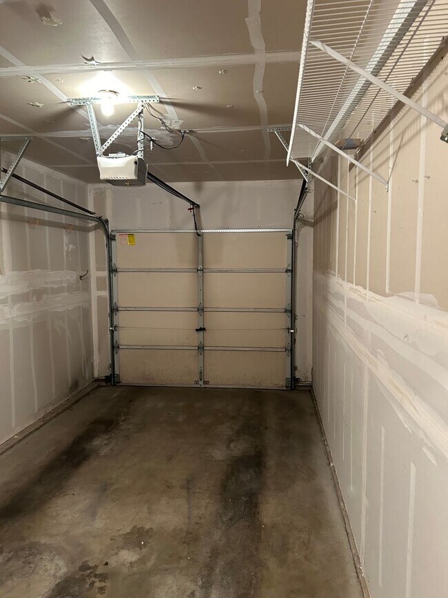 Building Photo - 3 Bed, 2 Bath Condo with in Cascade-Fairwood neighborhood of Renton, $2,865/month.