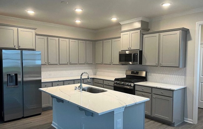 Building Photo - Room in House on Hopper Cir