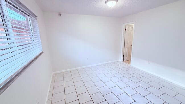 Building Photo - 600 SW 2nd Ave