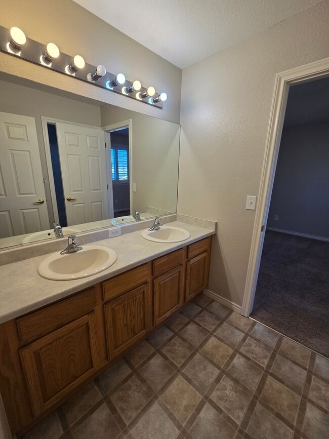 Building Photo - Large 4 bed with study and loft  in Vista Pointe