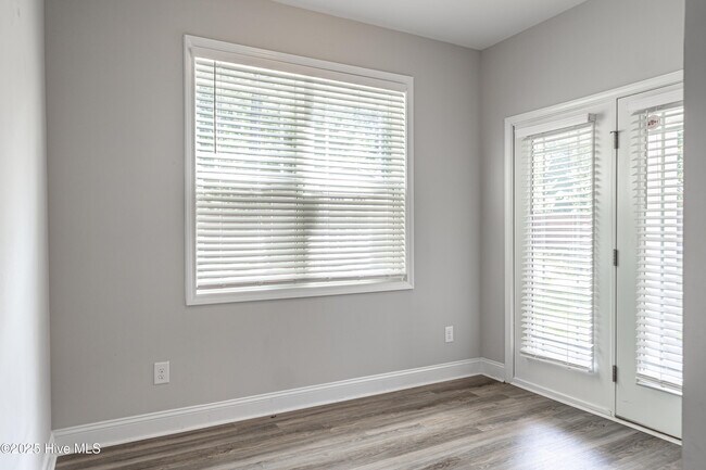 Building Photo - 412 Palisades Dr