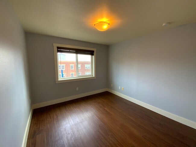 Building Photo - *** RENT SPECIAL 50% off MAY RENT*** Beautiful & Spacious Condo in the Heart of Tacoma