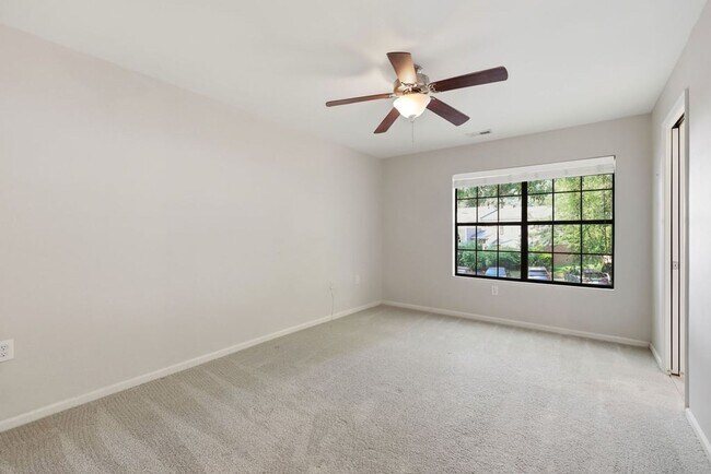 Building Photo - Modern 3BD, 2.5BA North Raleigh Townhome with Upgrades in a Prime Location Near Top Shopping, Din...