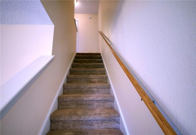 Building Photo - 1015 E Yager Ln