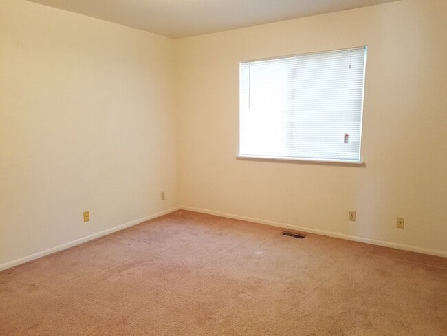 Building Photo - 2 Bed 1.5 Bath Townhouse End Unit in North Central Loveland - Water/Sewer/Trash Included in Rent!