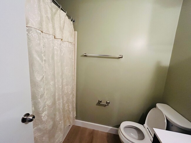 Building Photo - Adorable Updated 2/1.5 Furnished or Unfurn...