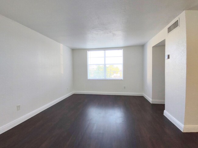 Building Photo - Gorgeous and Spacious 2/1 Unit in Hialeah