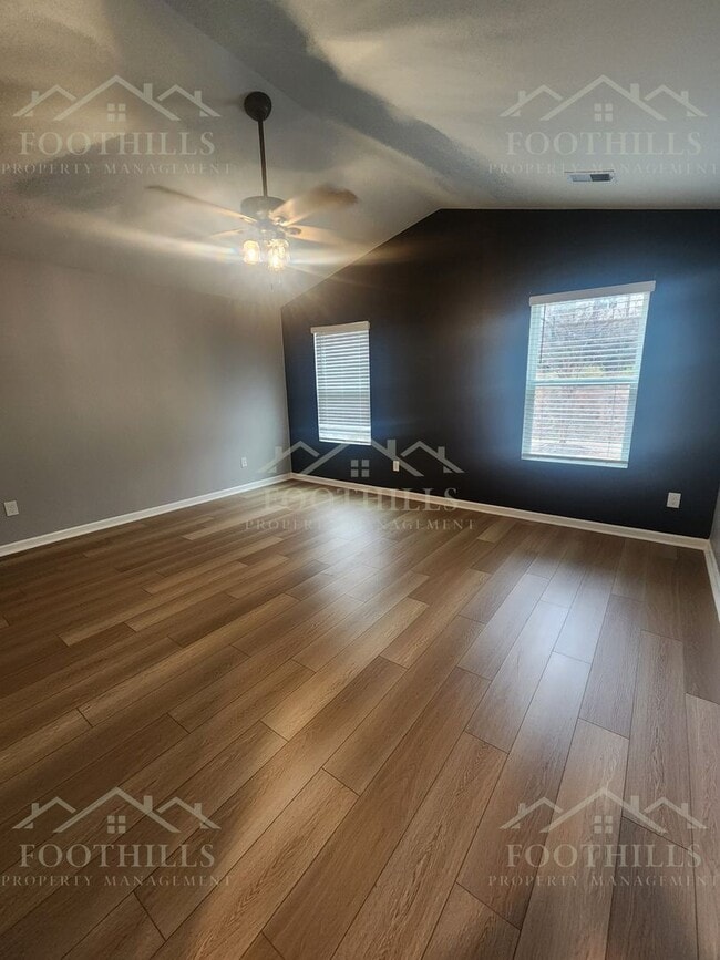 Building Photo - 18 Chalet Ct