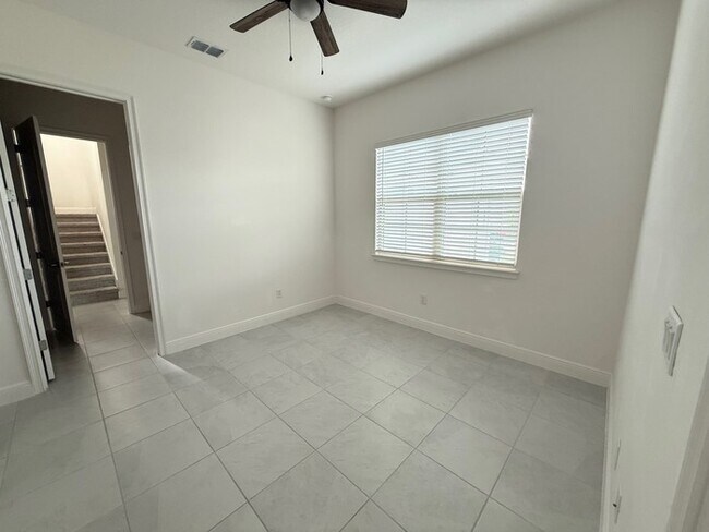 Building Photo - 5/4 spacious Saint Cloud Home