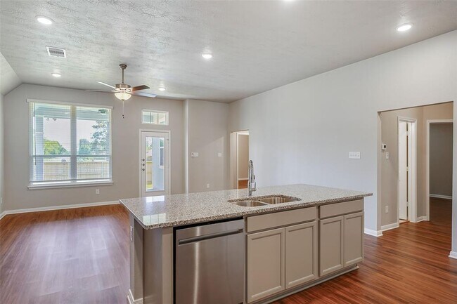 Building Photo - 1042 Tomball Downs Dr