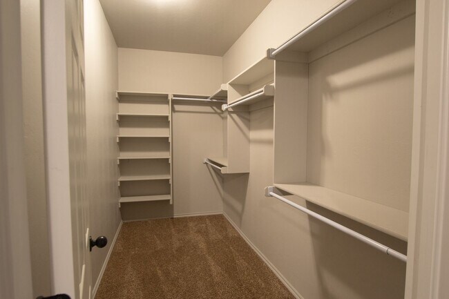 Building Photo - 3-Bed, 2-Bath Duplex with Waterway Views -...