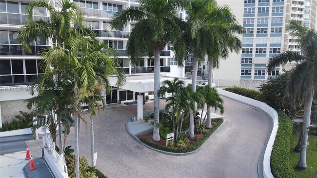 Building Photo - 3140 S Ocean Dr