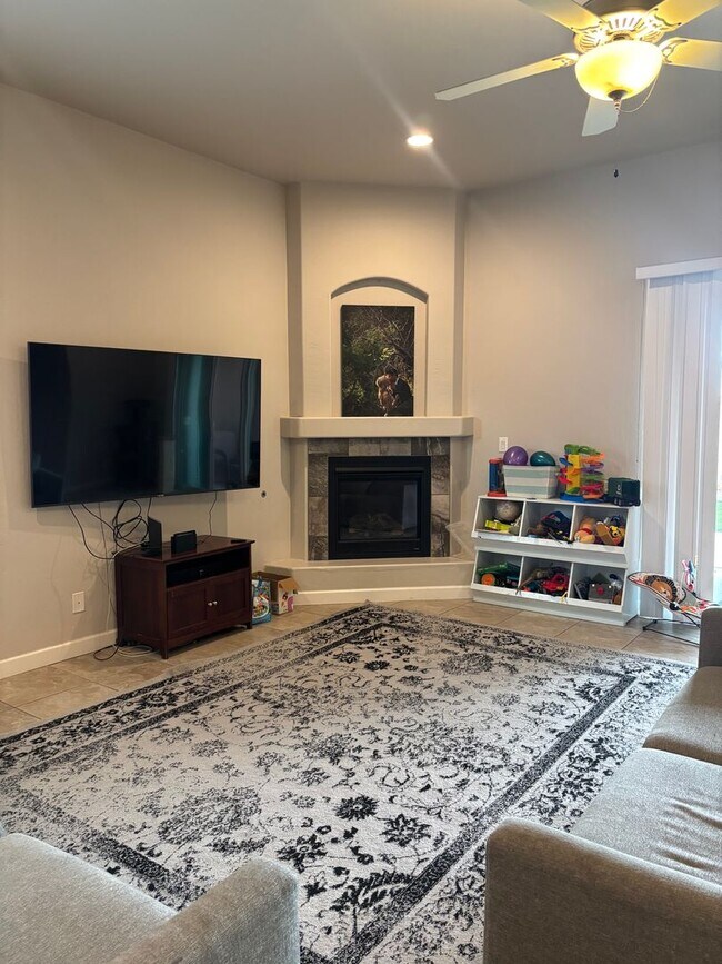 Building Photo - Charming 4 Bedroom 2.5 bath house in a Gat...