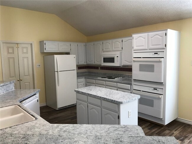 Building Photo - 1300 Rosewood Ln