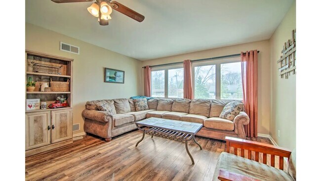 Building Photo - Beautiful Home at Silver Lake