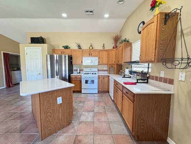 Building Photo - Great spacious home on Huukan Golf Course