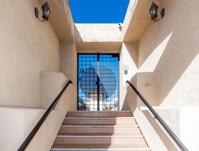 Building Photo - 1202 Donax Ave