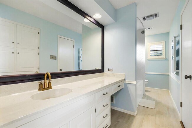 Building Photo - 208 Crescent Bluff