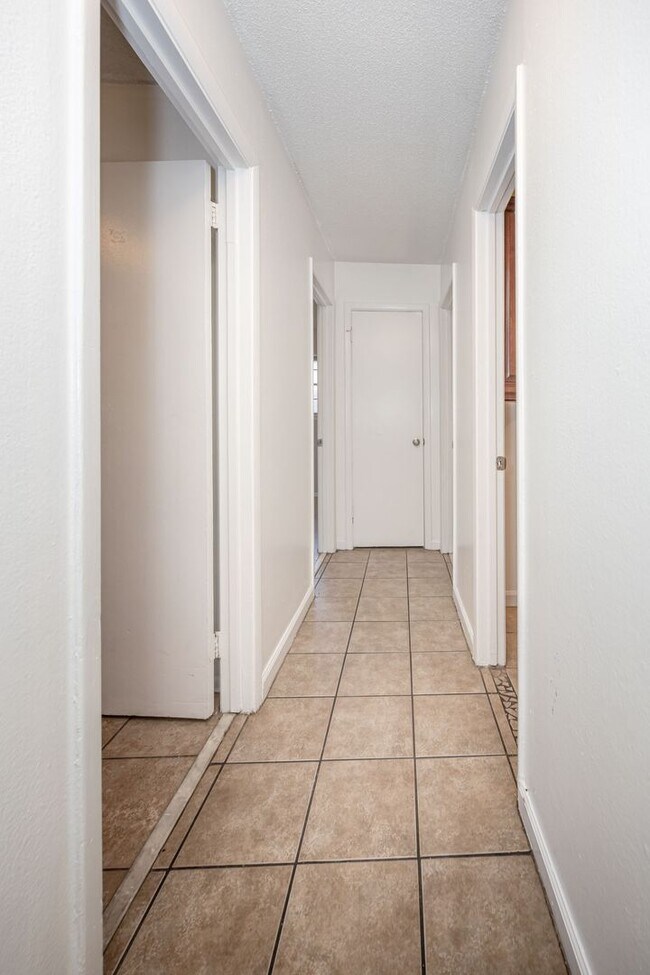Building Photo - 5612 Rose Dr
