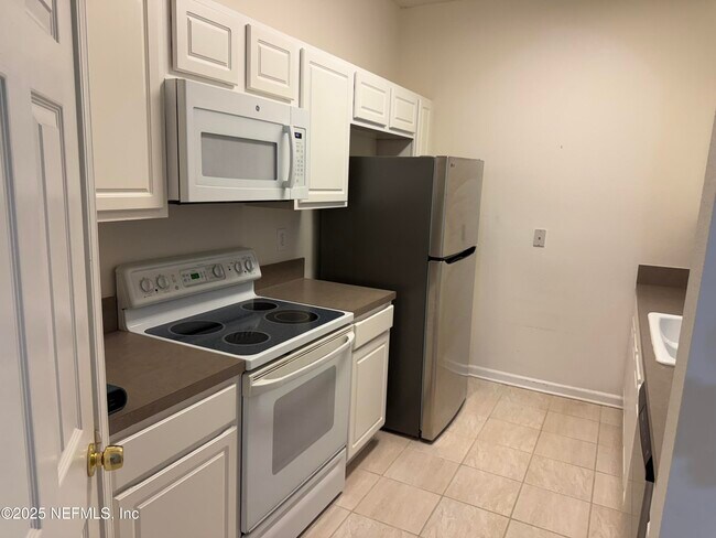 Building Photo - 10550 Baymeadows Rd