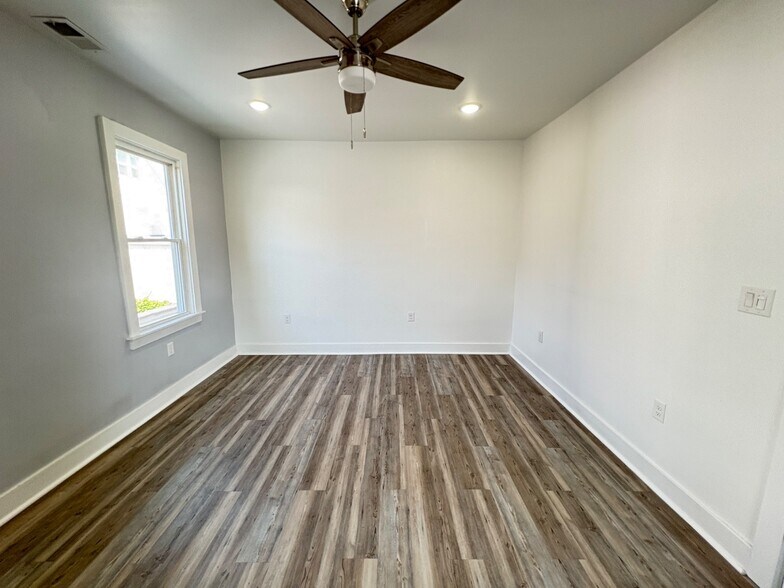 Building Photo - 5834 Phillips Ave