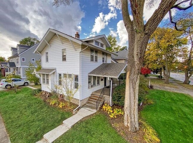 Building Photo - 203 Catalpa Dr