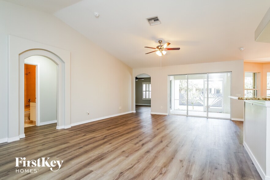 Building Photo - 4028 NE 10th Pl