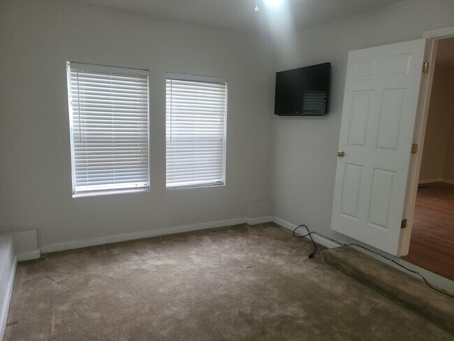 Building Photo - 1540 Pine View Dr
