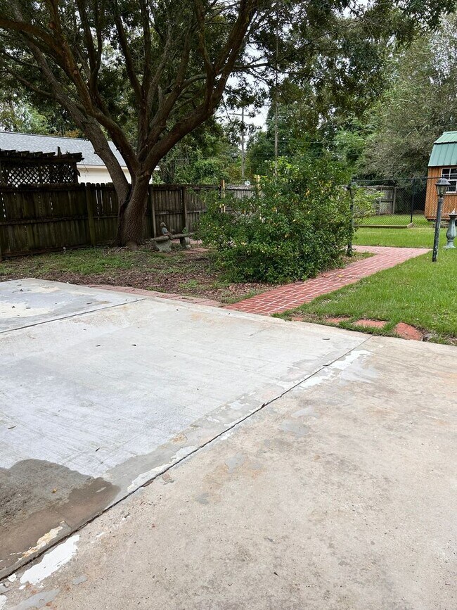 Building Photo - Newly Remodeled Home in the Heart of Baton...