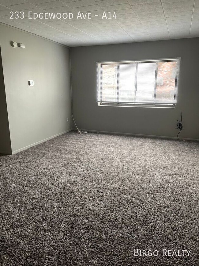 Building Photo - 2 Bedroom Apartment in Pittsburgh! Great L...