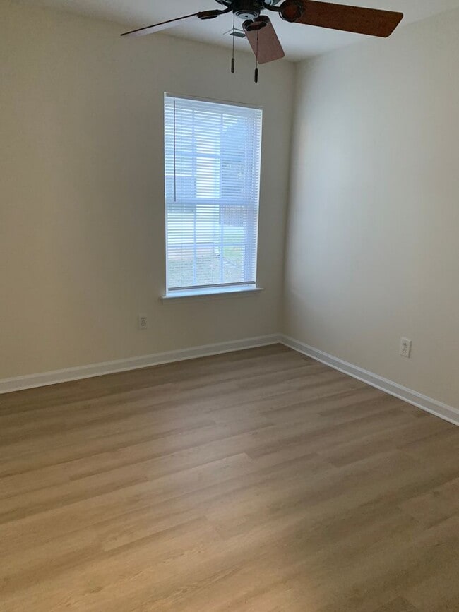 Building Photo - All new laminate flooring~3 bedroom 2 bath...