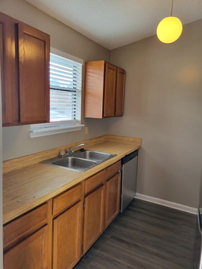 Building Photo - $1195 - 2/2 - Jefferson Square - Move in Special