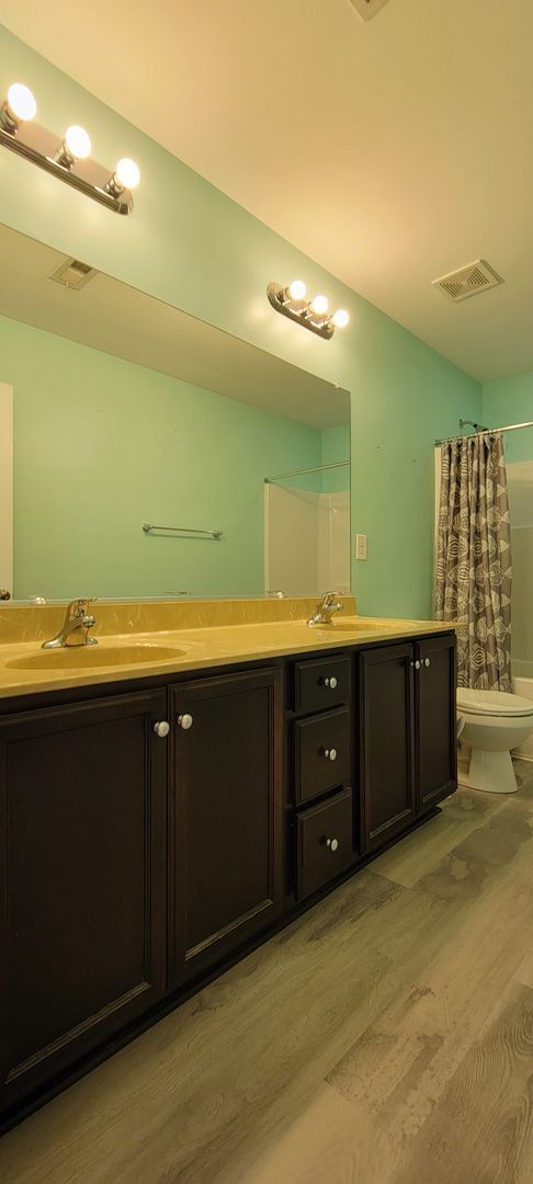 Building Photo - Large 4 bedroom 3 1/2 bath home that backs up to the 15th green in Magnolia Green.