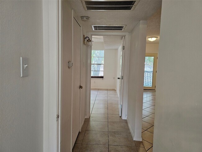 Building Photo - 8287 Kingsbrook Rd