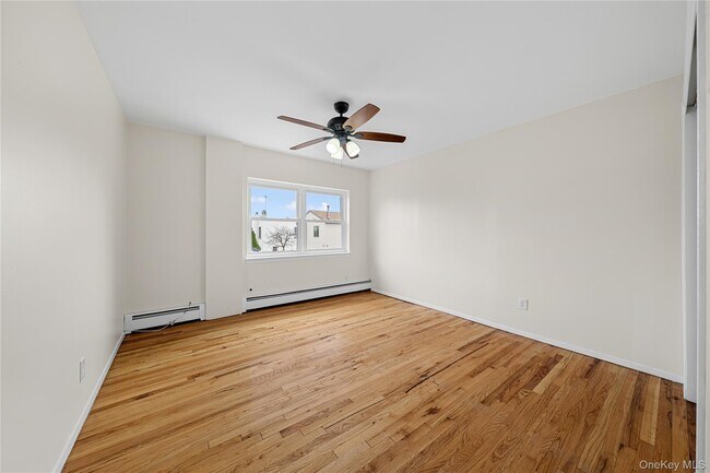 Building Photo - 410 Jericho Tpke