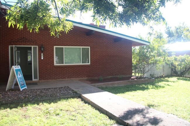 Building Photo - Updated Classic - Mid Century 4/2 2600 sf. All one level.