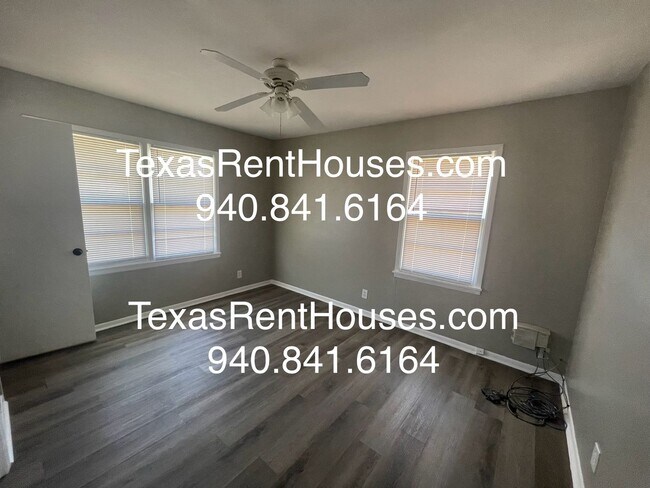 Building Photo - Adorable Home in the heart of Burkburnett!